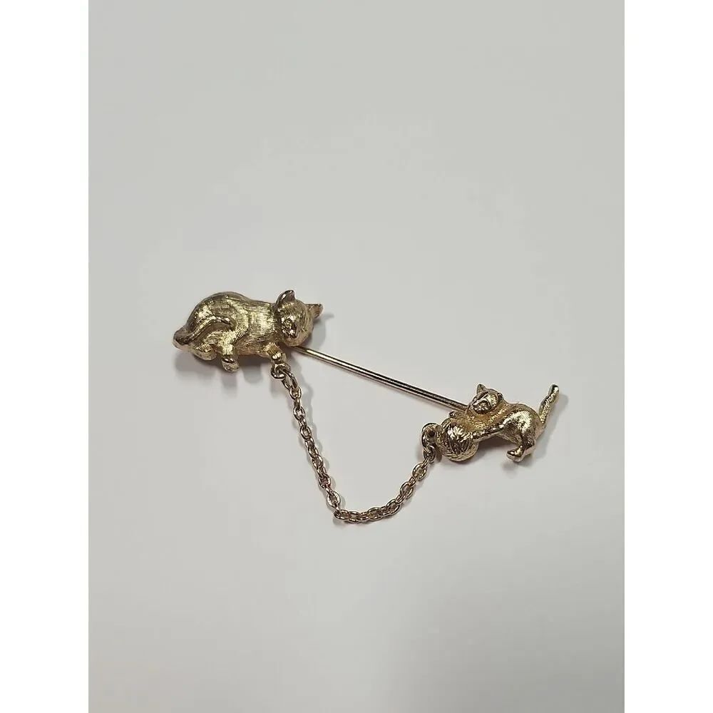 Vintage Signed AVON CAT &KITTEN with YARN BALL JABOT STICK PIN Gold Tone Jewelry